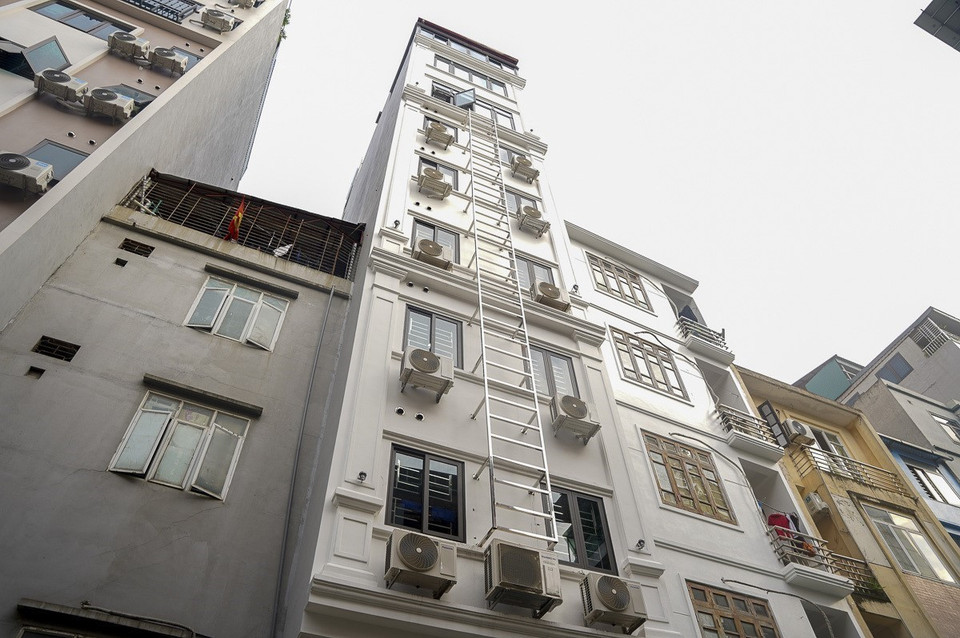 Thang thoát hiểm ngoài trời vừa được lắp đặt tại một tòa nhà cao tầng ở phường Thanh Xuân Nam, quận Thanh Xuân, Hà Nội. (Ảnh: Minh Nghĩa/TTXVN)