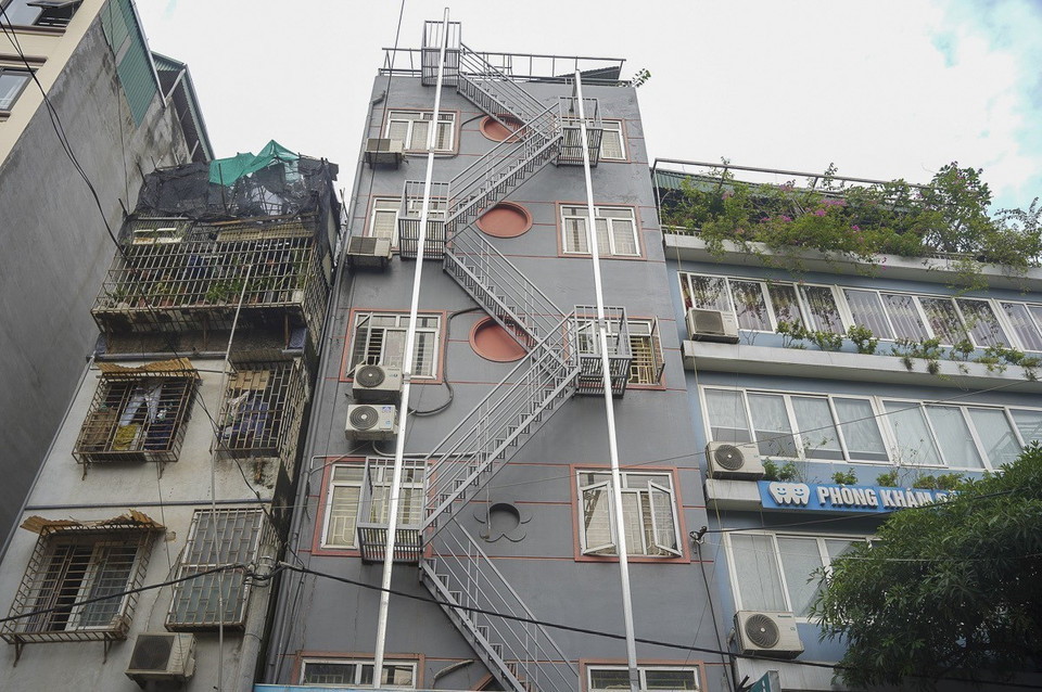 Thang thoát hiểm tại một tòa nhà cao tầng trên phố Chiến Thắng (Hà Nội) vừa được lắp đặt sau vụ cháy nghiêm trọng tại quận Thanh Xuân. (Ảnh: Minh Nghĩa/TTXVN)