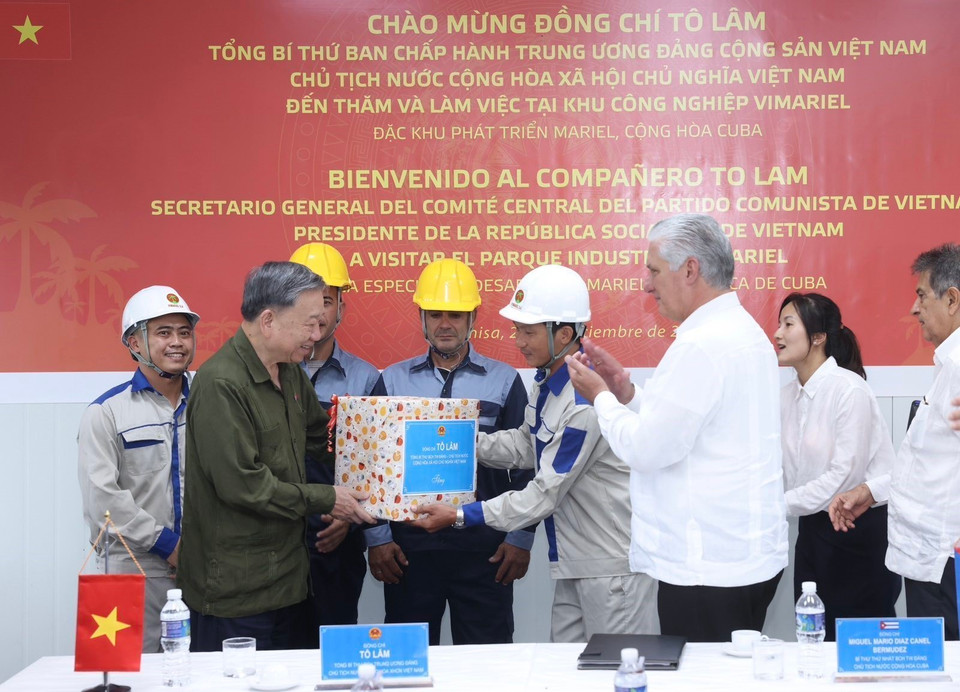 Tổng Bí thư, Chủ tịch nước Tô Lâm và Bí thư thứ nhất, Chủ tịch Cuba Miguel Diaz Canel Bermudez thăm, tặng quà công nhân Việt Nam đang thi công dự án trong khu công nghiệp ViMariel, do Tổng công ty Vigracera đầu tư. (Ảnh: Lâm Khánh/TTXVN)
