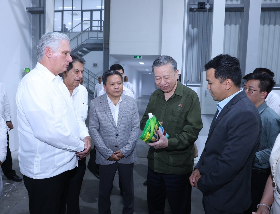 Tổng Bí thư, Chủ tịch nước Tô Lâm cùng Bí thư thứ nhất Đảng Cộng sản Cuba, Chủ tịch nước Cuba Miguel Diaz Canel Bermudez thăm nhà máy sản xuất bột giặt - liên doanh giữa Công ty cổ phần đầu tư toàn cầu Thái Bình và Công ty phân bón ATG. (Ảnh: Lâm Khánh/TTXVN)