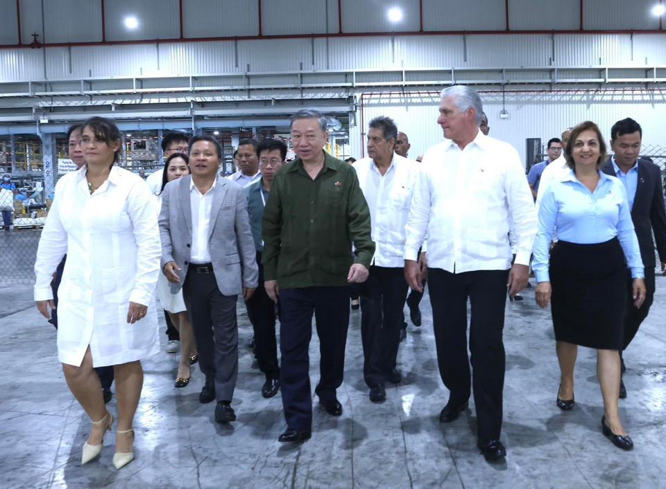 Tổng Bí thư, Chủ tịch nước Tô Lâm và Bí thư thứ nhất, Chủ tịch Cuba Miguel Diaz Canel Bermudez thăm khu công nghiệp ViMariel, do Tổng công ty Vigracera đầu tư. (Ảnh: Lâm Khánh/TTXVN)