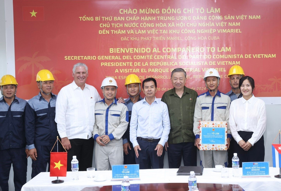 Tổng Bí thư, Chủ tịch nước Tô Lâm và Bí thư thứ nhất, Chủ tịch Cuba Miguel Diaz Canel Bermudez thăm, tặng quà công nhân Việt Nam đang thi công dự án trong khu công nghiệp ViMariel, do Tổng công ty Vigracera đầu tư. (Ảnh: Lâm Khánh/TTXVN)