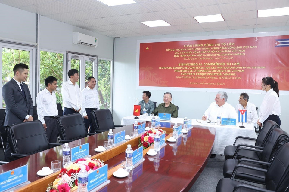 Tổng Bí thư, Chủ tịch nước Tô Lâm và Bí thư thứ nhất, Chủ tịch Cuba Miguel Diaz Canel Bermudez thăm, làm việc tại khu công nghiệp ViMariel, do Tổng công ty Vigracera đầu tư. (Ảnh: Lâm Khánh/TTXVN)