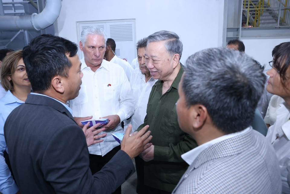 Tổng Bí thư, Chủ tịch nước Tô Lâm cùng Bí thư thứ nhất Đảng Cộng sản Cuba, Chủ tịch nước Cuba Miguel Diaz Canel Bermudez thăm nhà máy sản xuất bột giặt - liên doanh giữa Công ty cổ phần đầu tư toàn cầu Thái Bình và Công ty phân bón ATG. (Ảnh: Lâm Khánh/TTXVN)