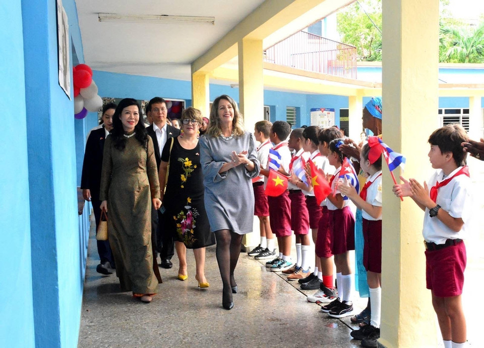 Phu nhân Ngô Phương Ly đến thăm Trường Tiểu học Võ Thị Thắng ở quận Playa, thủ đô La Habana. (Ảnh: Lâm Khánh/TTXVN)