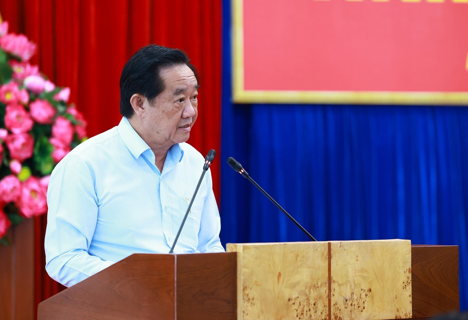 Phó Bí thư Thường trực Tỉnh ủy Nguyễn Hoàng Thao báo cáo tình hình phát triển kinh tế-xã hội 9 tháng đầu năm 2024. (Ảnh: Dương Giang/TTXVN)