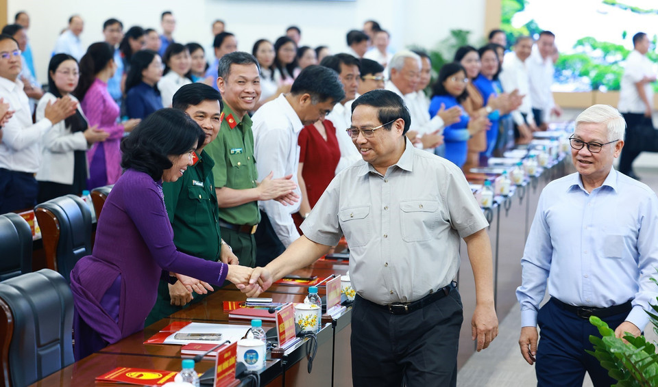 Thủ tướng Phạm Minh Chính với lãnh đạo tỉnh Bình Dương. (Ảnh: Dương Giang/TTXVN)