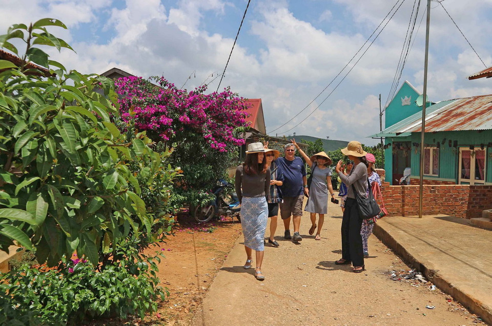 Không chỉ còn chọn những điểm đến quen thuộc ở trung tâm thành phố Đà Lạt (Lâm Đồng), nhiều du khách trong và ngoài nước lại đang tìm về vùng ngoại ô phố núi để tìm hiểu nét văn hóa, nhịp sống hòa đồng cùng với thiên nhiên. (Ảnh: Nguyễn Dũng/TTXVN)