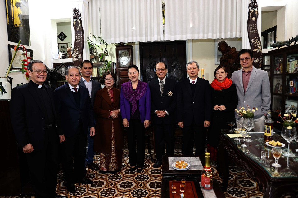 Chủ tịch Quốc hội Nguyễn Thị Kim Ngân chúc mừng Giáng sinh 2020 gia đình ông Đỗ Trinh Huệ là gia đình giáo dân tiêu biểu của Giáo phận Thừa Thiên-Huế. (Ảnh: Trọng Đức/TTXVN)