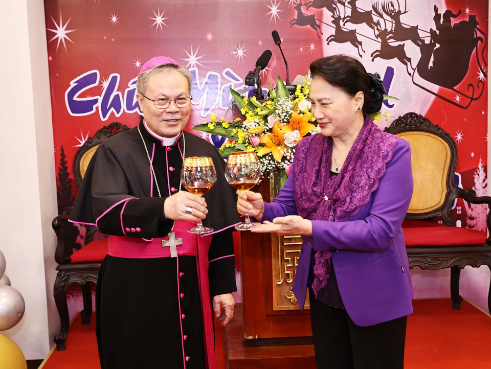 Chủ tịch Quốc hội Nguyễn Thị Kim Ngân chúc mừng Giáng sinh 2020 Tòa Giám mục Tổng Giáo phận Huế, Đức Tổng Giám mục Nguyễn Chí Linh. (Ảnh: Trọng Đức/TTXVN)