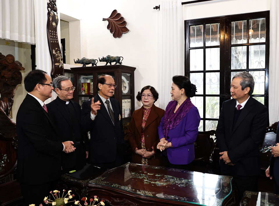 Chủ tịch Quốc hội Nguyễn Thị Kim Ngân chúc mừng Giáng sinh 2020 gia đình ông Đỗ Trinh Huệ là gia đình giáo dân tiêu biểu của Giáo phận Thừa Thiên-Huế. (Ảnh: Trọng Đức/TTXVN)