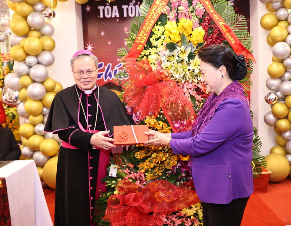 Chủ tịch Quốc hội Nguyễn Thị Kim Ngân chúc mừng Giáng sinh 2020 và tặng quà lưu niệm Tòa Giám mục Tổng Giáo phận Huế, Đức Tổng Giám mục Nguyễn Chí Linh. (Ảnh: Trọng Đức/TTXVN)