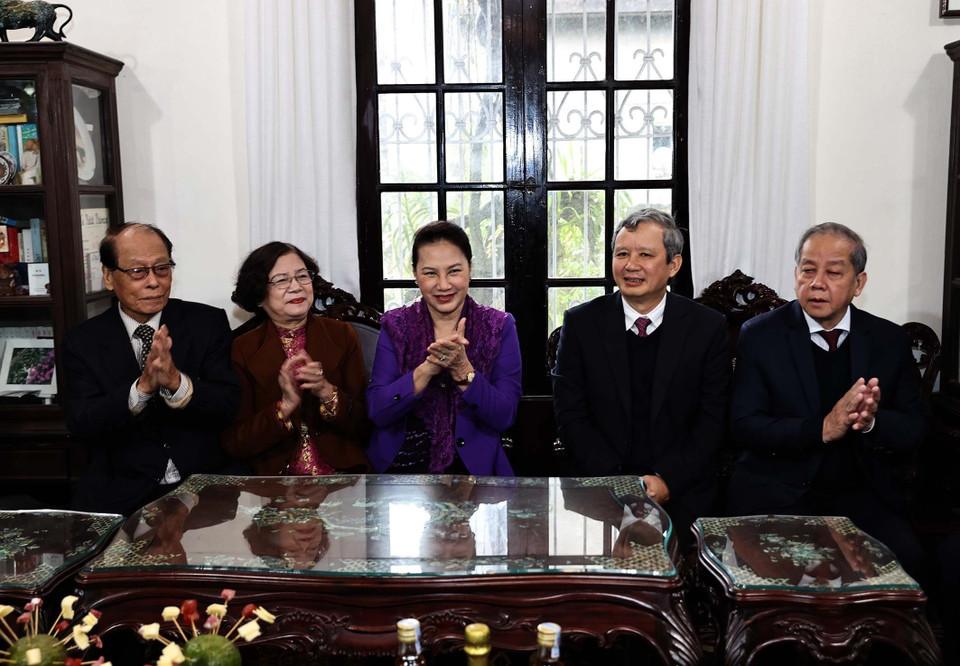 Chủ tịch Quốc hội Nguyễn Thị Kim Ngân chúc mừng Giáng sinh 2020 gia đình ông Đỗ Trinh Huệ là gia đình giáo dân tiêu biểu của Giáo phận Thừa Thiên-Huế. (Ảnh: Trọng Đức/TTXVN)