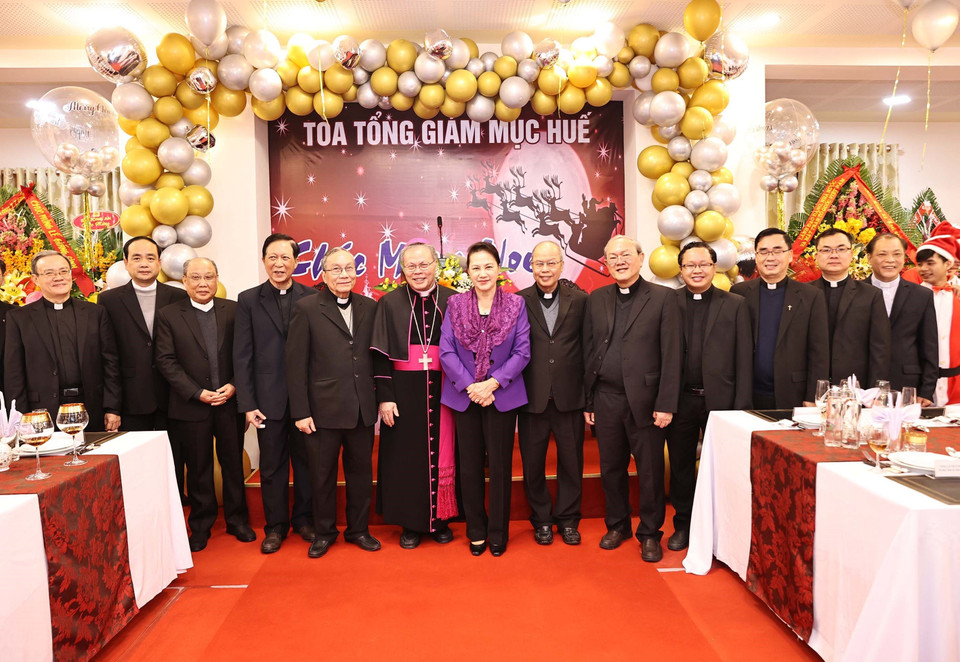 Chủ tịch Quốc hội Nguyễn Thị Kim Ngân chúc mừng Giáng sinh 2020 và tặng quà lưu niệm Tòa Giám mục Tổng Giáo phận Huế, Đức Tổng Giám mục Nguyễn Chí Linh. (Ảnh: Trọng Đức/TTXVN)