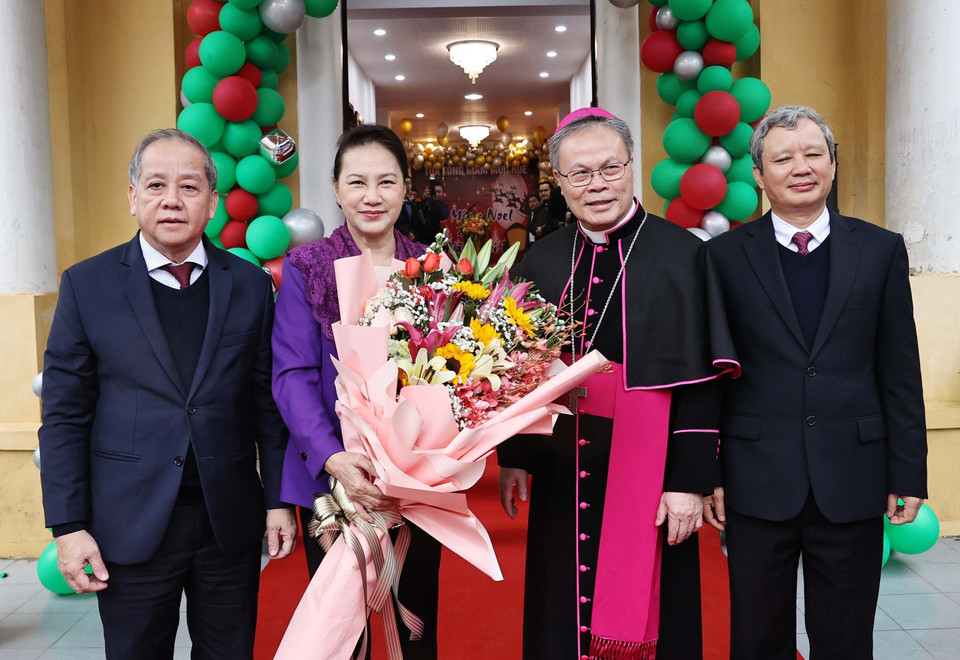Chủ tịch Quốc hội Nguyễn Thị Kim Ngân chúc mừng Giáng sinh 2020 Tòa Giám mục Tổng Giáo phận Huế, Đức Tổng Giám mục Nguyễn Chí Linh. (Ảnh: Trọng Đức/TTXVN)