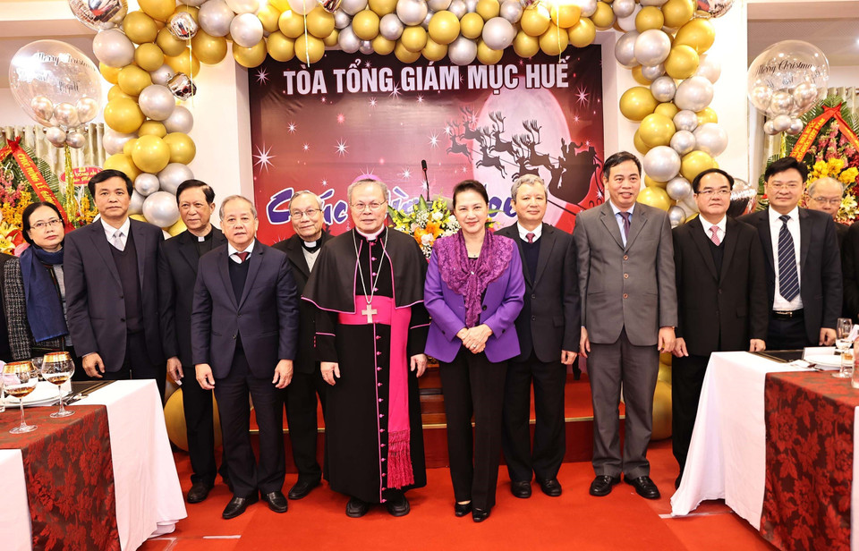Chủ tịch Quốc hội Nguyễn Thị Kim Ngân chúc mừng Giáng sinh 2020 tại Tòa Giám mục Tổng Giáo phận Huế, Đức Tổng Giám mục Nguyễn Chí Linh. (Ảnh: Trọng Đức/TTXVN)