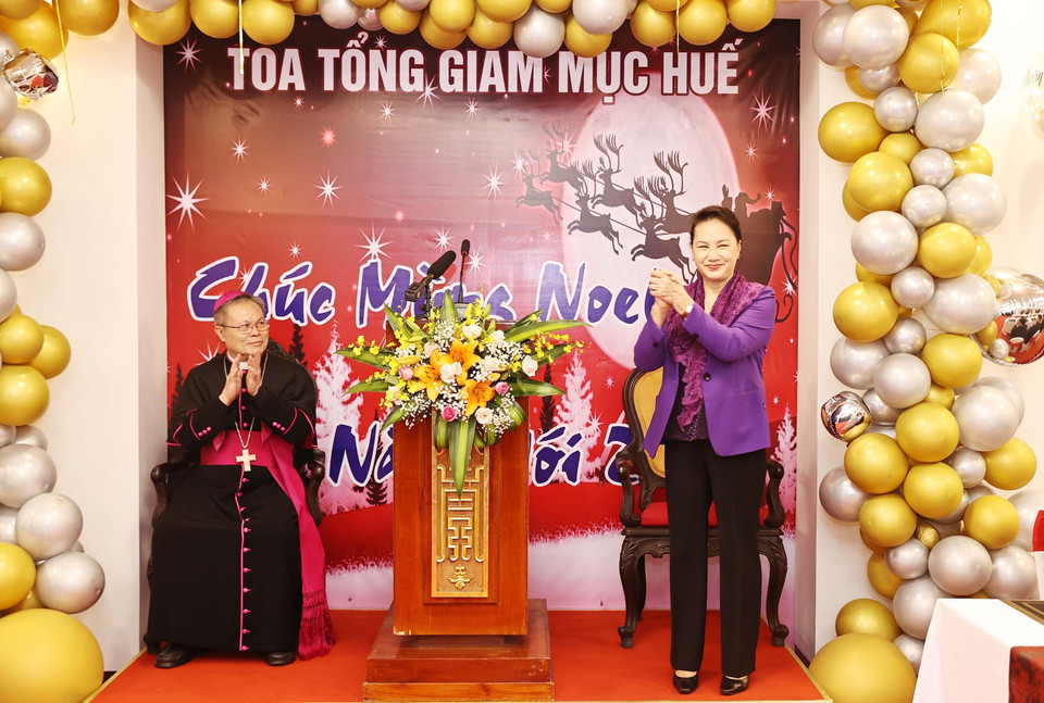 Chủ tịch Quốc hội Nguyễn Thị Kim Ngân chúc mừng Giáng sinh 2020 Tòa Giám mục Tổng Giáo phận Huế, Đức Tổng Giám mục Nguyễn Chí Linh.(Ảnh: Trọng Đức/TTXVN)