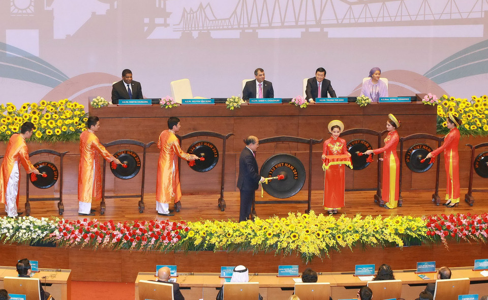 Chủ tịch Quốc hội Việt Nam Nguyễn Sinh Hùng thực hiện nghi thức đánh cồng khai mạc IPU-132. (Ảnh: TTXVN) 