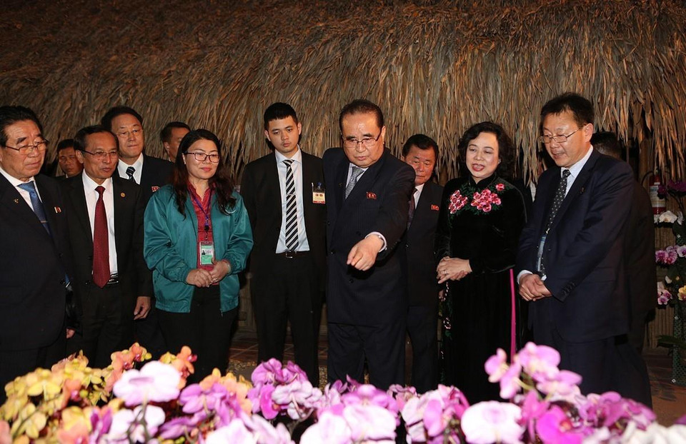 Đoàn đại biểu cấp cao Đảng Lao động Triều Tiên đến thăm mô hình vườn ươm, trồng hoa lan của Hợp tác xã Đan Hoài, huyện Đan Phượng, Hà Nội. (Ảnh: Dương Giang/TTXVN)