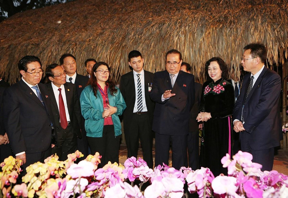 Đoàn đại biểu cấp cao Đảng Lao động Triều Tiên đến thăm mô hình vườn ươm, trồng hoa lan của Hợp tác xã Đan Hoài, huyện Đan Phượng, Hà Nội. (Ảnh: Dương Giang/TTXVN)