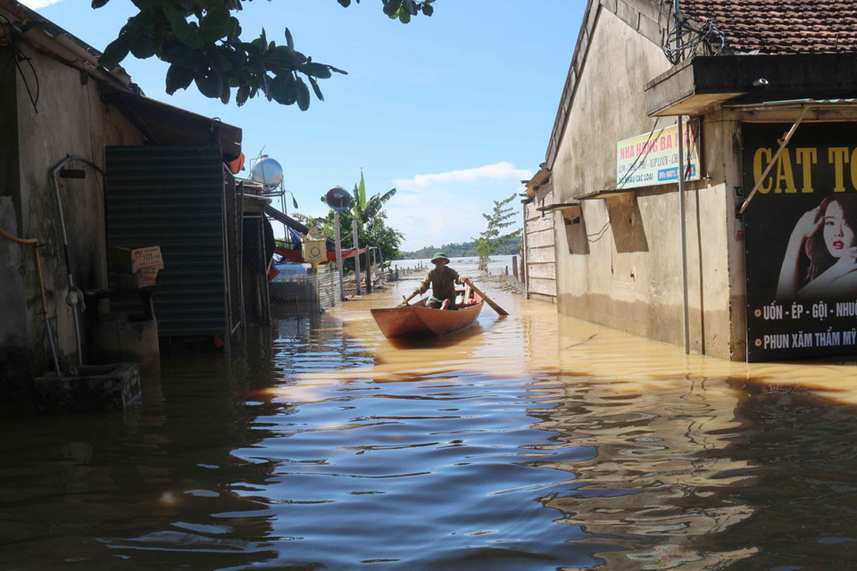Ngày 21/8, nước từ thượng nguồn đổ về nhanh đã khiến hàng loạt xã của huyện Thanh Chương, tỉnh Nghệ An bị ngập nặng. (Ảnh: Nguyễn Oanh/TTXVN)