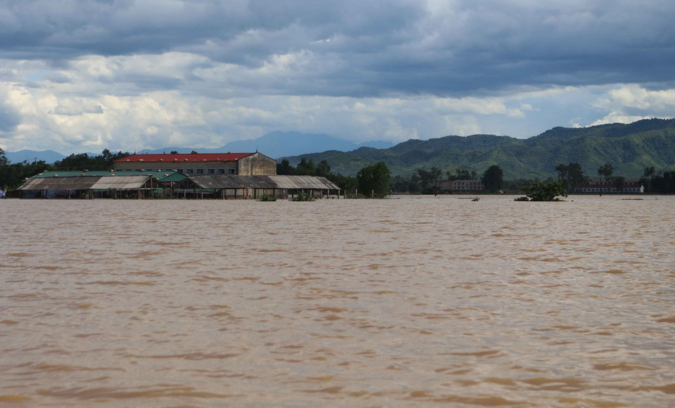 Nước lũ về nhanh khiến hàng loạt xã của huyện Thanh Chương bị ngập nặng. (Ảnh: Nguyễn Oanh/TTXVN)