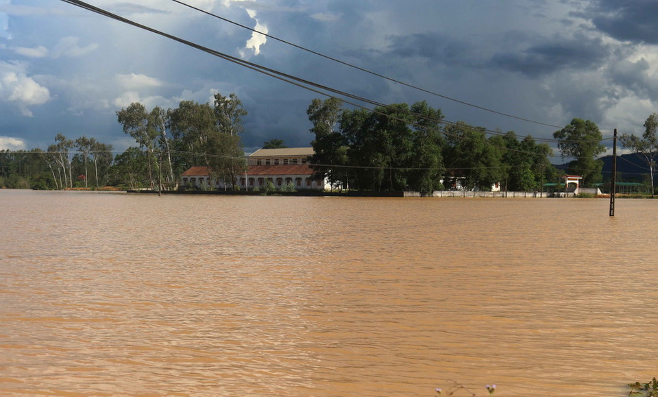 Trường học tại xã Thanh Xuân, huyện Thanh Chương, tỉnh Nghệ An, bị cô lập trong lũ. (Ảnh: Nguyễn Oanh/TTXVN)