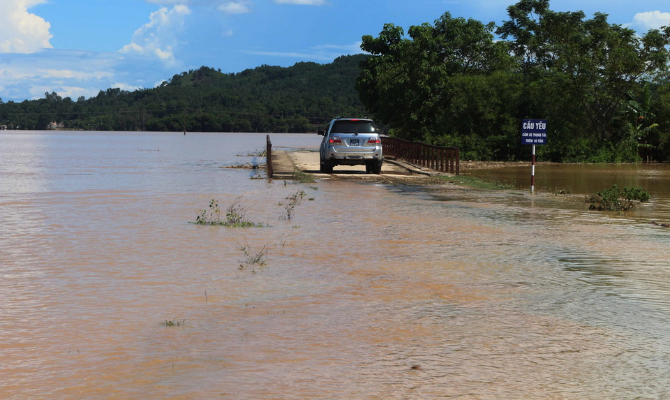  Nước lũ tràn qua cầu tại xã Thanh Xuân, huyện Thanh Chương, tỉnh Nghệ An. (Ảnh: Nguyễn Oanh/TTXVN)