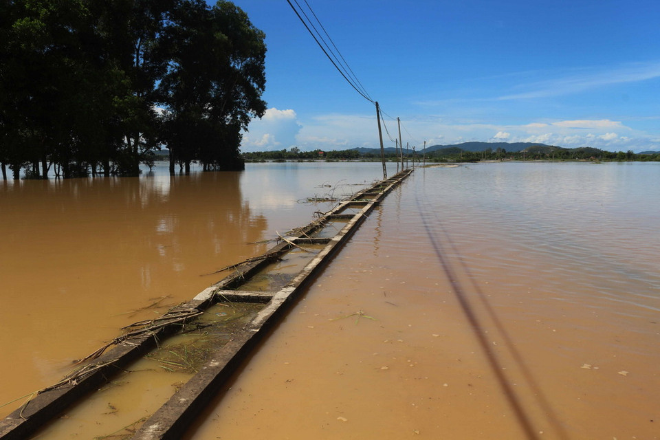 Nước lũ tràn qua đường liên xã tại xã Thanh Xuân, huyện Thanh Chương, tỉnh Nghệ An. (Ảnh: Nguyễn Oanh/TTXVN)