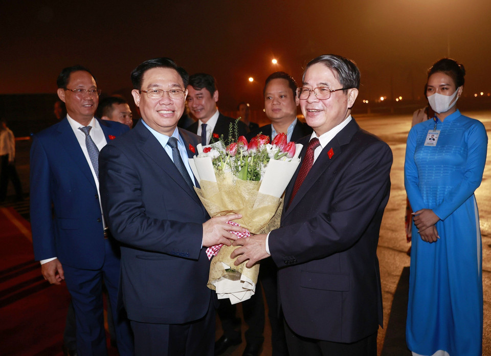 Phó Chủ tịch Quốc hội Nguyễn Đức Hải tiễn Chủ tịch Quốc hội Vương Đình Huệ tại sân bay Quốc tế Nội Bài, Hà Nội. (Ảnh: Doãn Tấn/TTXVN)