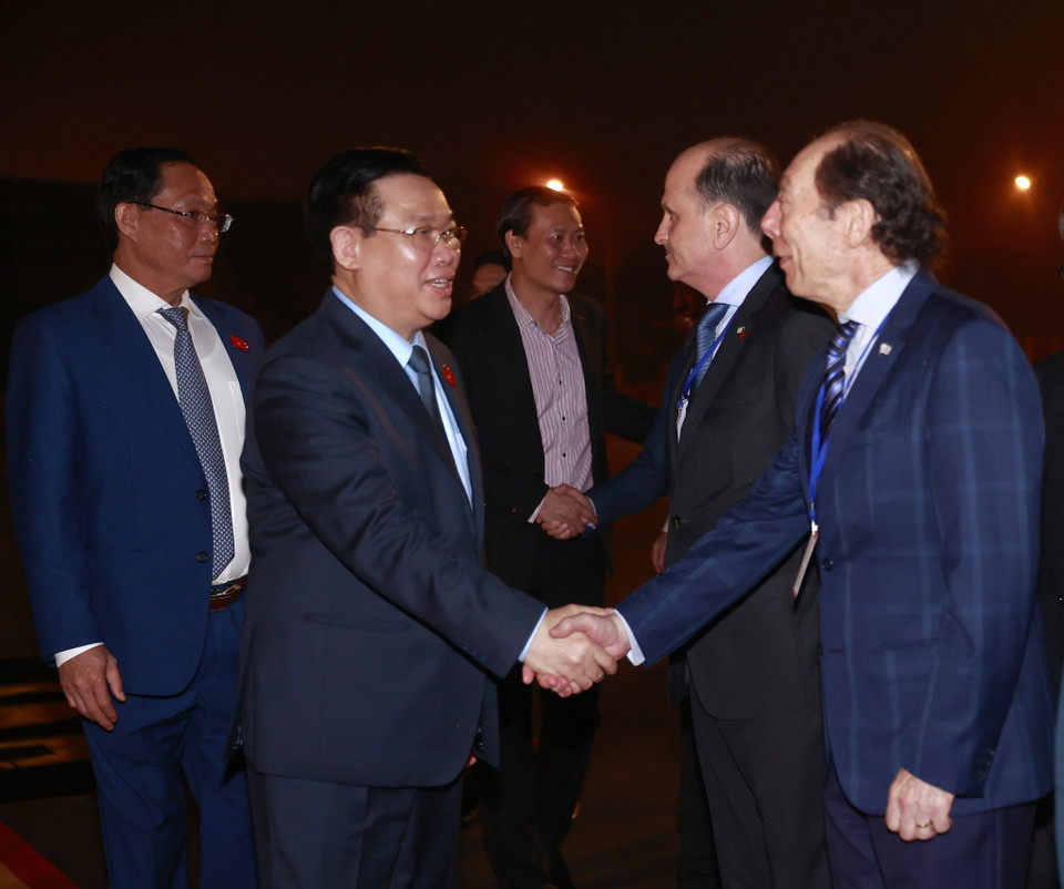 Các đại biểu tiễn Chủ tịch Quốc hội Vương Đình Huệ và các thành viên Đoàn đại biểu cấp cao Quốc hội Việt Nam tại sân bay Quốc tế Nội Bài. (Ảnh: Doãn Tấn/TTXVN)