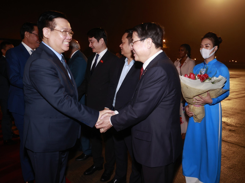 Phó Chủ tịch Quốc hội Nguyễn Đức Hải tiễn Chủ tịch Quốc hội Vương Đình Huệ tại sân bay Quốc tế Nội Bài. (Ảnh: Doãn Tấn/TTXVN)