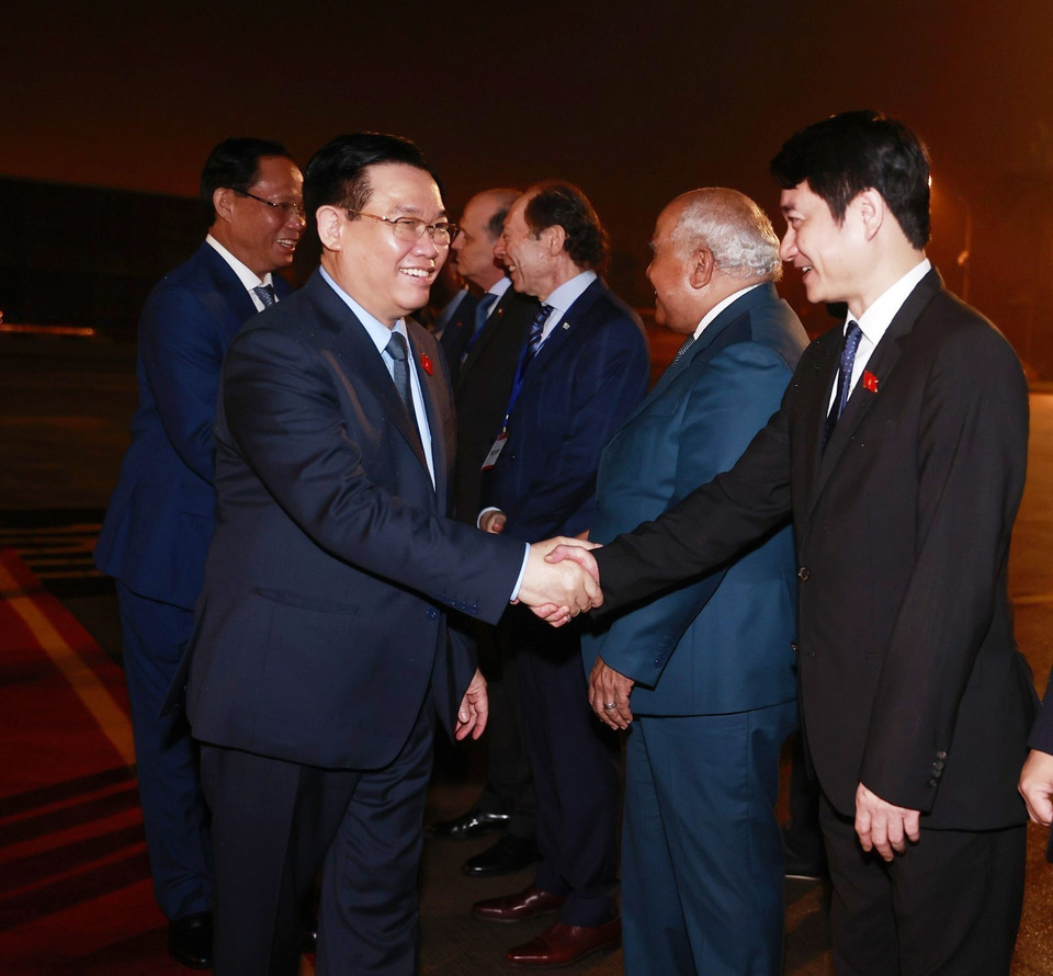 Các đại biểu tiễn Chủ tịch Quốc hội Vương Đình Huệ và các thành viên Đoàn đại biểu cấp cao Quốc hội Việt Nam tại sân bay Quốc tế Nội Bài. (Ảnh: Doãn Tấn/TTXVN)