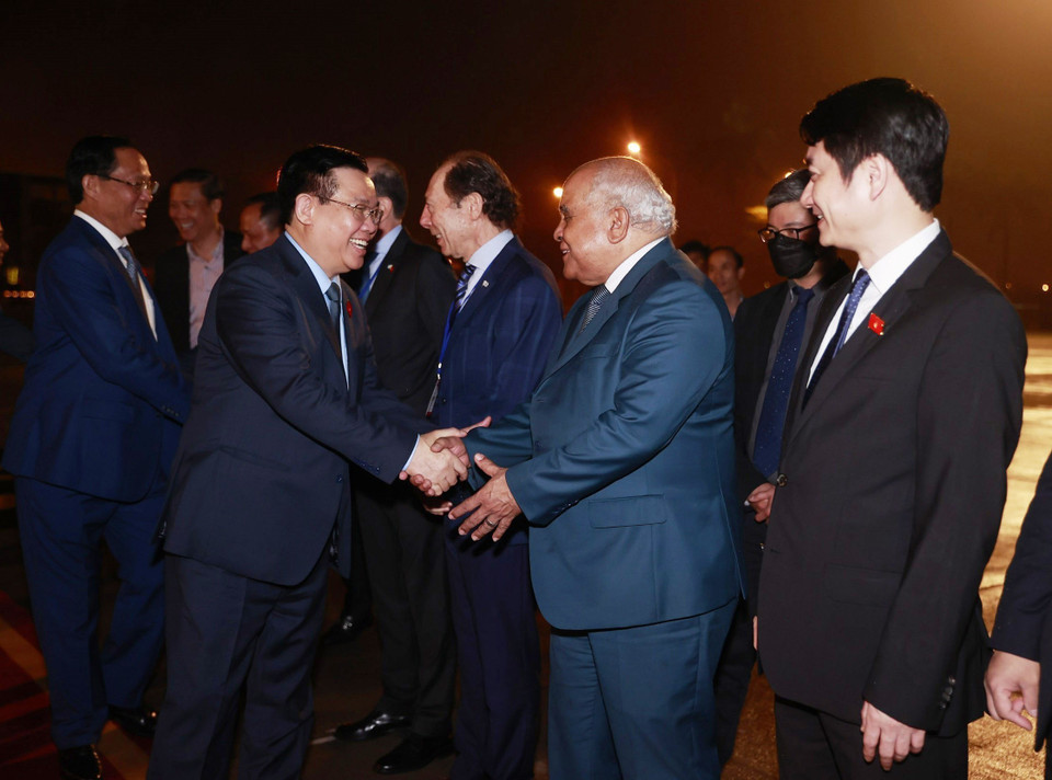 Các đại biểu tiễn Chủ tịch Quốc hội Vương Đình Huệ và các thành viên Đoàn đại biểu cấp cao Quốc hội Việt Nam tại sân bay Quốc tế Nội Bài. (Ảnh: Doãn Tấn/TTXVN)