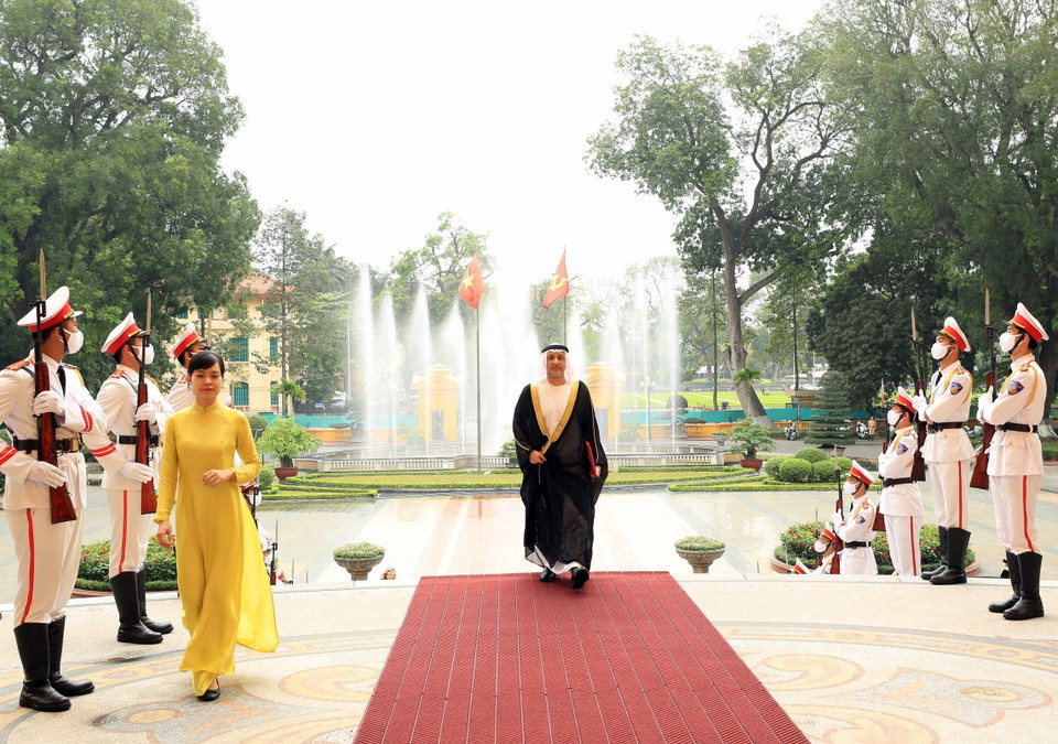 Đại sứ Các Tiểu vương quốc Ả rập Thống nhất Bader Almatrooshi đến trình Quốc thư. (Ảnh: Thống Nhất/TTXVN)