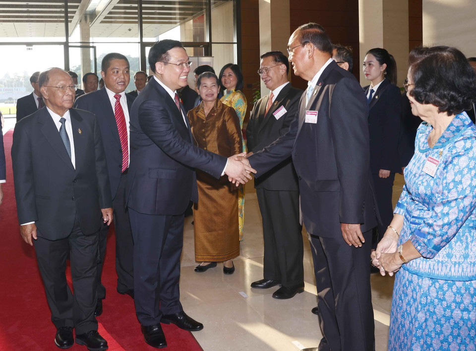 Chủ tịch Quốc hội Vương Đình Huệ và Chủ tịch Quốc hội Vương quốc Campuchia Samdech Heng Samrin với các đại biểu. (Ảnh: Doãn Tấn/TTXVN)