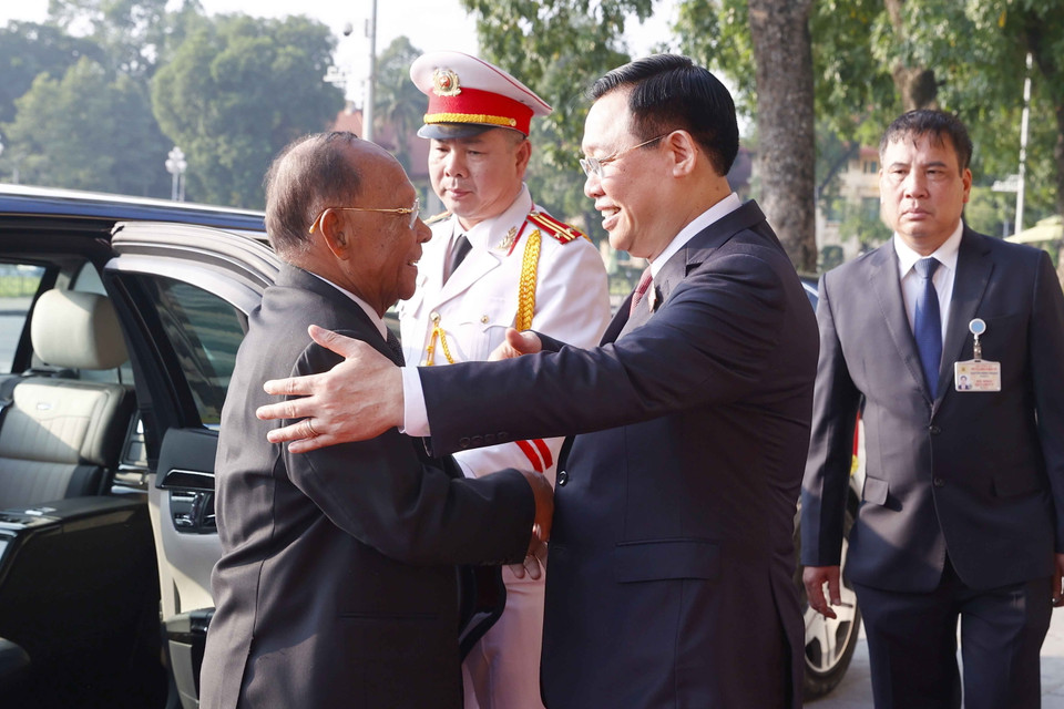 Chủ tịch Quốc hội Vương Đình Huệ đón Chủ tịch Quốc hội Vương quốc Campuchia Samdech Heng Samrin. (Ảnh: Doãn Tấn/TTXVN)