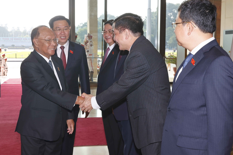 Chủ tịch Quốc hội Vương Đình Huệ và Chủ tịch Quốc hội Vương quốc Campuchia Samdech Heng Samrin với các đại biểu. (Ảnh: Doãn Tấn/TTXVN)