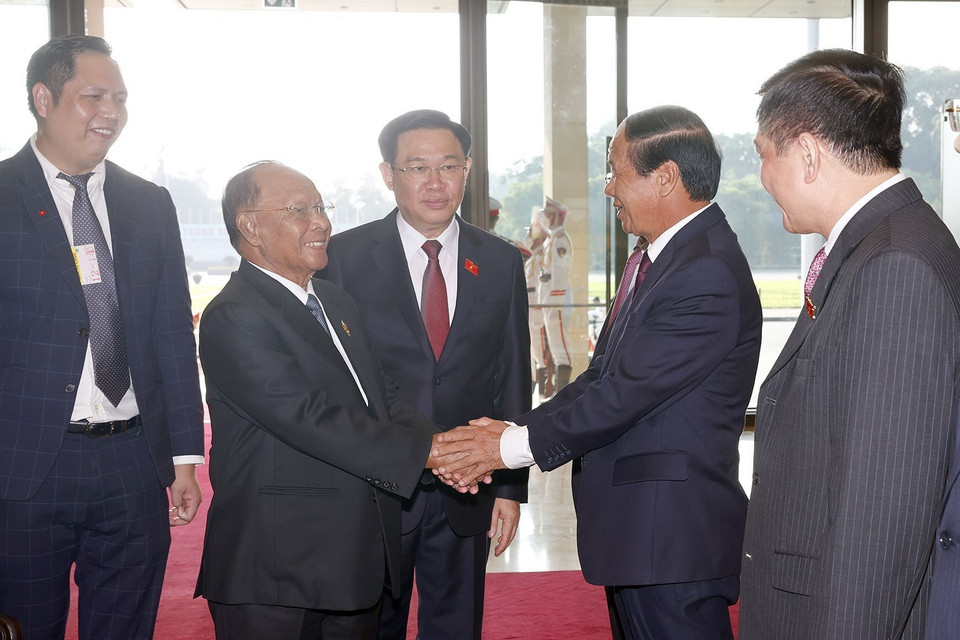 Chủ tịch Quốc hội Vương Đình Huệ và Chủ tịch Quốc hội Vương quốc Campuchia Samdech Heng Samrin với các đại biểu. (Ảnh: Doãn Tấn/TTXVN)