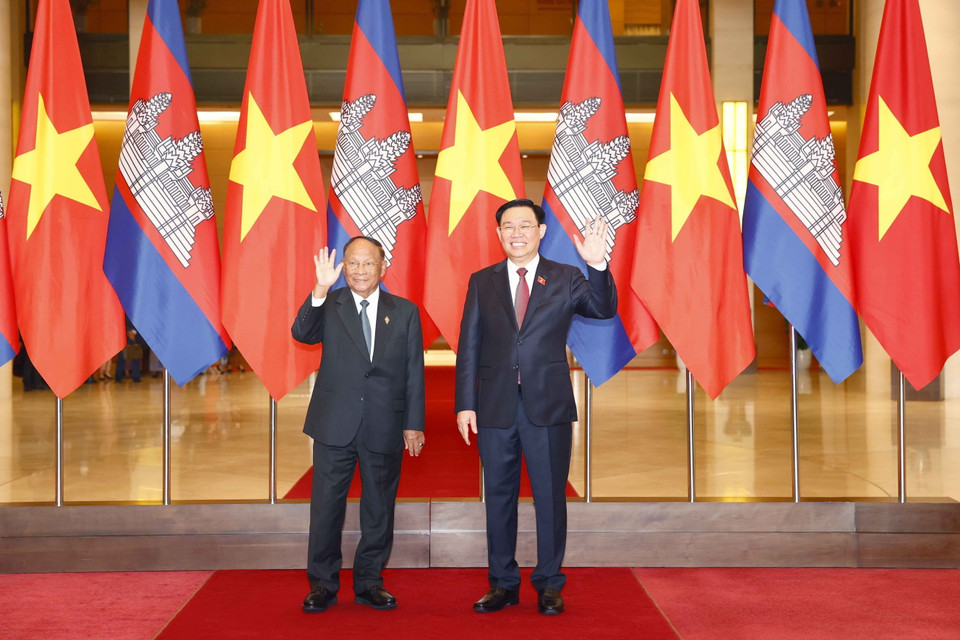 Chủ tịch Quốc hội Vương Đình Huệ và Chủ tịch Quốc hội Vương quốc Campuchia Samdech Heng Samrin. (Ảnh: Doãn Tấn/TTXVN)