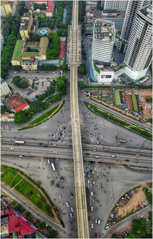 Đoạn tuyến đường sắt Nhổn- ga Hà Nội qua cầu vượt tại nút giao Xuân Thủy-Phạm Hùng. Tuyến chạy nổi trên cao dọc theo tim Quốc lộ 32, từ Cầu Diễn-Hồ Tùng Mậu-Xuân Thủy-Cầu Giấy-Kim Mã tới ngã ba phố Nguyễn Văn Ngọc-Kim Mã thì bắt đầu chạy ngầm. (Ảnh: Thành Đạt/TTXVN)