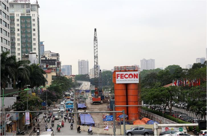 Tuyến đường sắt Nhổn-ga Hà Nội dài 12,5km đến nay đã hoàn thành hơn 51% khối lượng; riêng đoạn tuyến trên cao đã cơ bản hoàn thành. Thành phố đã cam kết đảm bảo vốn để đặt mục tiêu đưa đoạn trên cao vào khai thác năm 2020, còn 4 km đi ngầm từ Kim Mã đến ga Hà Nội dự kiến sẽ được đưa vào khai thác vào năm 2022. Trong ảnh: Thi công dốc hạ ngầm, đi vào ga ngầm S9 trên tuyến đường sắt đô thị Nhổn-ga Hà Nội. (Ảnh: Huy Hùng/TTXVN)