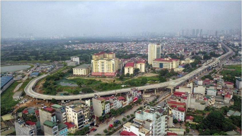 Đoạn tuyến trên cao cuối cùng đã hoàn thành của tuyến đường sắt Nhổn-ga Hà Nội dài 12,5km (gồm 8,5km trên cao và 4km đi ngầm), với 12 nhà ga (8 ga nhà nổi, 4 nhà ga ngầm), đi qua quận Bắc Từ Liêm, Nam Từ Liêm, Cầu Giấy, Ba Đình, Đống Đa, Hoàn Kiếm; nằm trong dự án Tuyến đường sắt đô thị số 3 Nhổn-ga Hà Nội-Hoàng Mai có chiều dài 26km. (Ảnh: Thành Đạt/TTXVN)