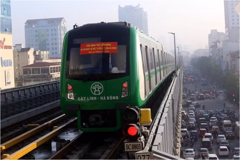 Tuyến đường sắt Cát Linh-Hà Đông đưa vào khai thác sẽ là phép thử đầu tiên cho nỗ lực sử dụng hệ thống đường sắt đô thị nhằm giảm áp lực giao thông cho tuyến đường huyết mạch từ quận Hà Đông vào trung tâm Thủ đô. (Ảnh: Huy Hùng/TTXVN)