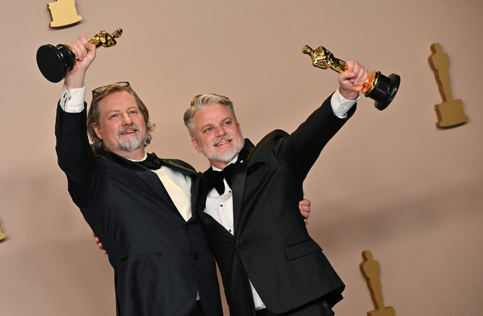 Đạo diễn kiêm biên kịch người Mỹ Dave Mullins và nhà sản xuất Brad Booker nhận giải Phim hoạt hình ngắn xuất sắc cho bộ phim "War is Over! Inspired by the Music of John &amp; Yoko." (Ảnh: AFP/TTXVN)