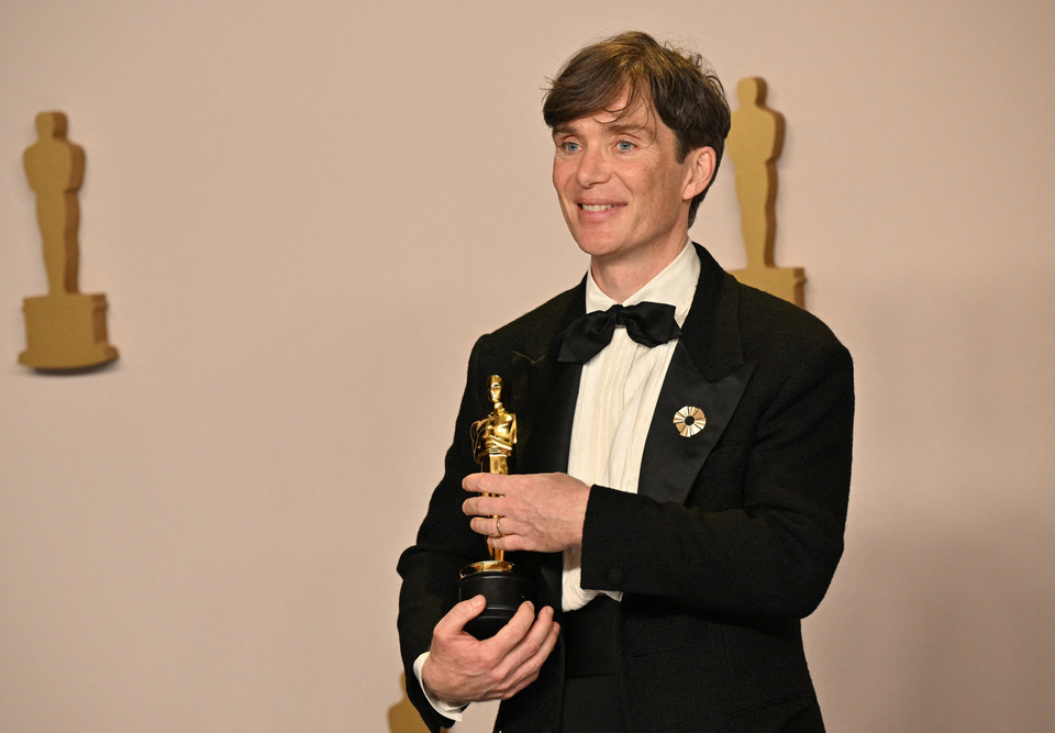 Tài tử Cillian Murphy nhận giải Nam diễn viên chính xuất sắc nhất cho vai diễn trong phim "Oppenheimer." (Ảnh: AFP/TTXVN)