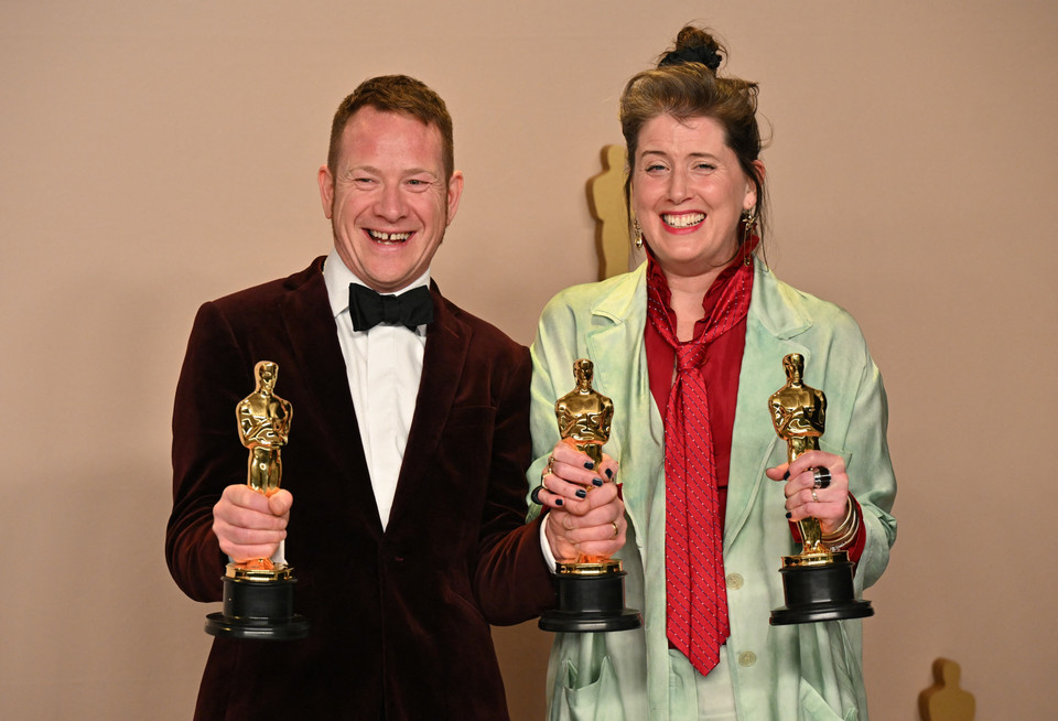 Nhà thiết kế sản xuất James Price và Shona Heath giành giải Thiết kế sản xuất xuất sắc với bộ phim "Poor Things." (Ảnh: AFP/TTXVN)