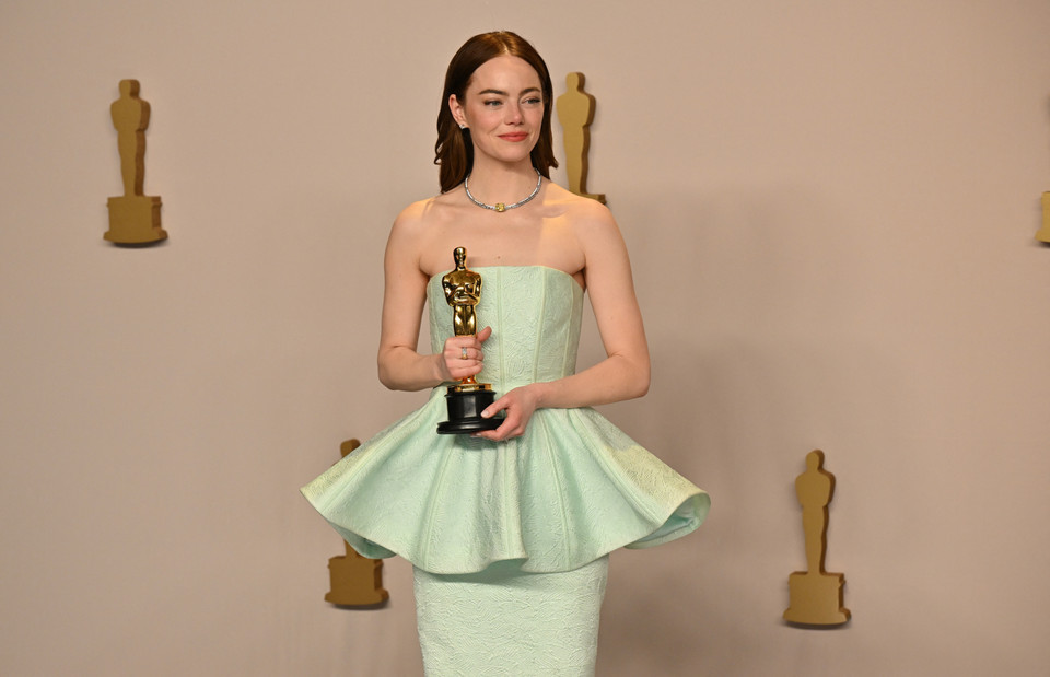 Minh tinh Emma Stone đã thắng giải Nữ diễn viên chính xuất sắc nhất nhờ diễn xuất thăng hoa trong "Poor Things." (Ảnh: AFP/TTXVN)