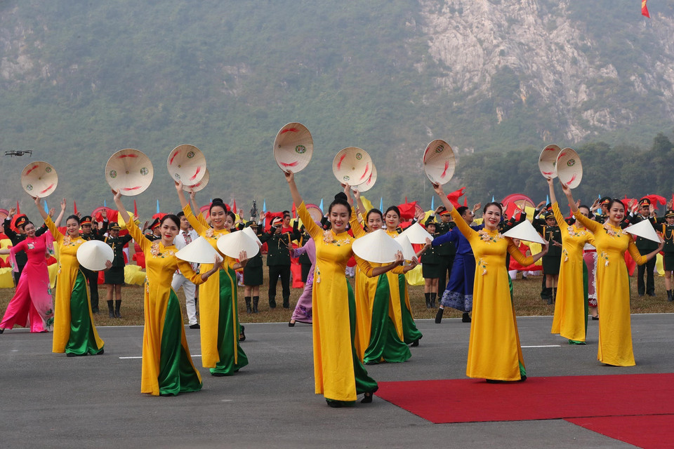 Biểu diễn nghệ thuật chào mừng lễ khai mạc. (Ảnh: Trọng Đức/TTXVN)