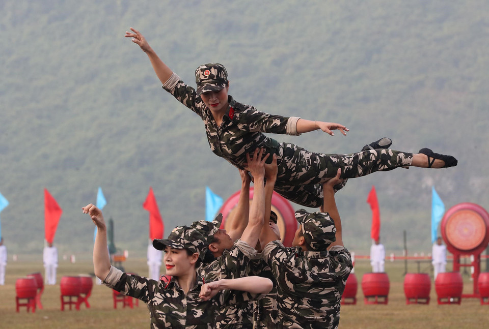 Chương trình nghệ thuật chào mừng khai mạc giải. (Ảnh: Trọng Đức/TTXVN)